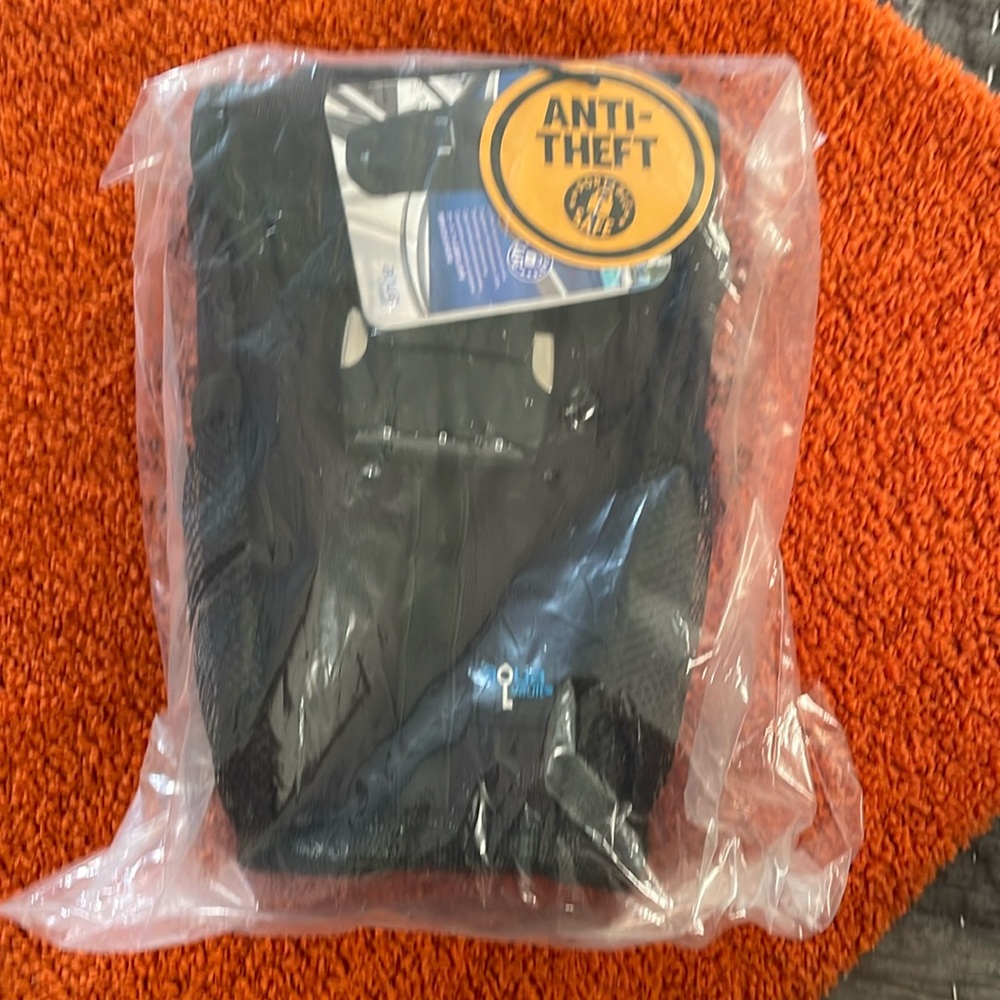 Aqua Vault: bag to keep your belonging safe while at the beach or pool